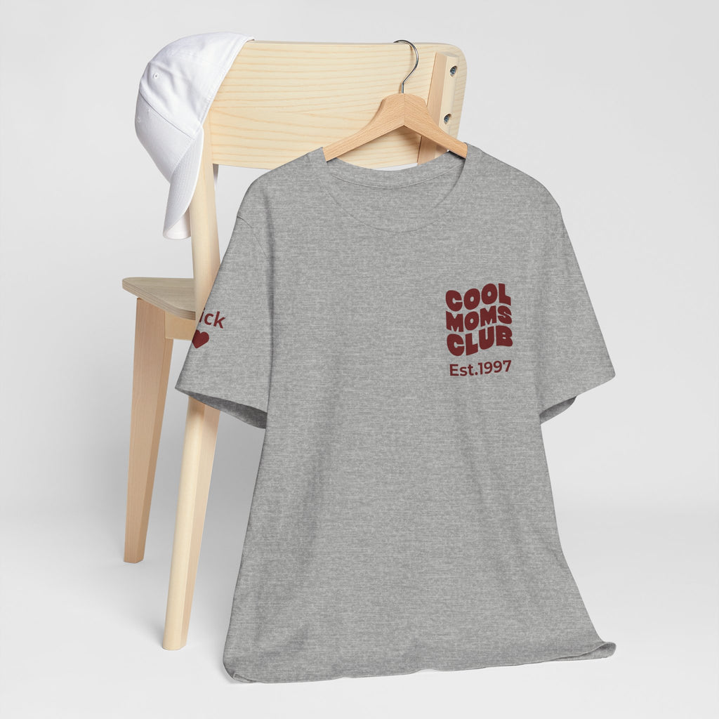 T-Shirt Cool moms club and first names on sleeve