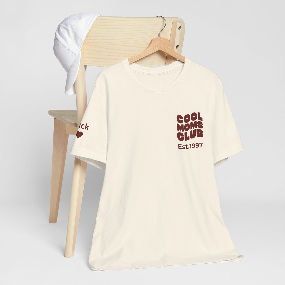 T-Shirt Cool moms club and first names on sleeve