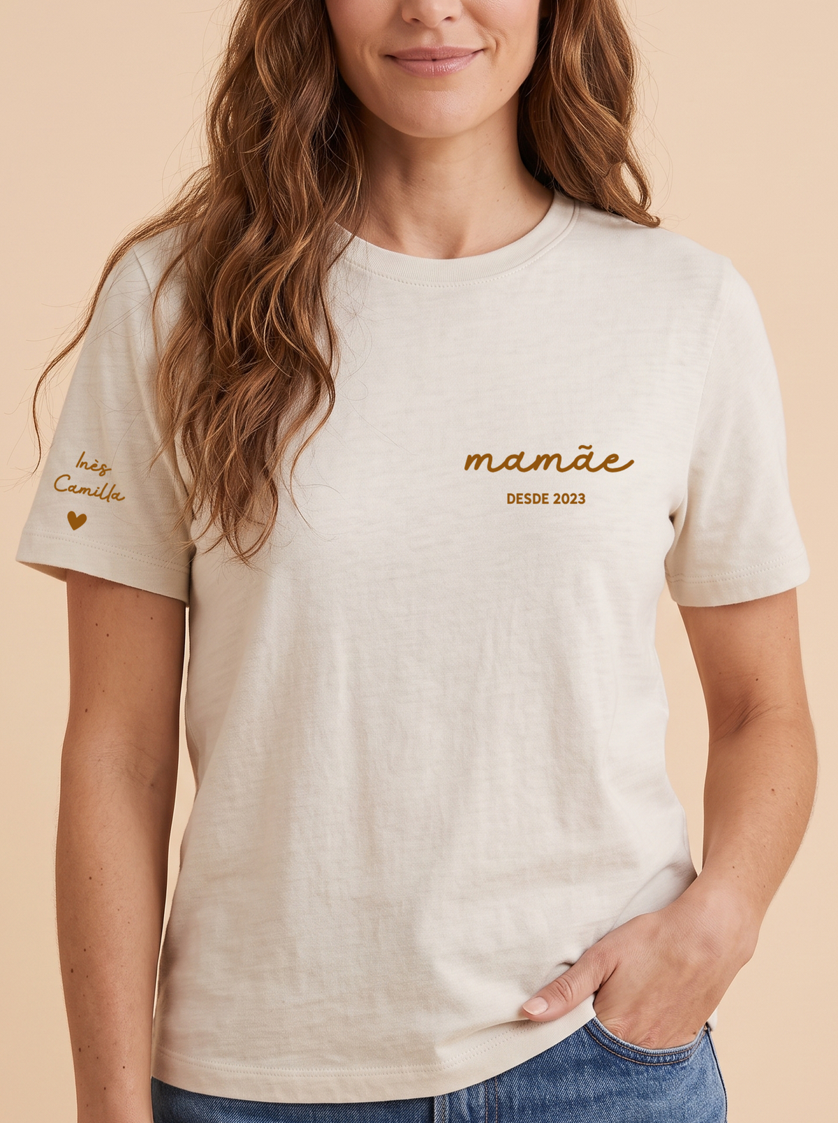 Camiseta Mamãe com Data Estampada no Peito e Nomes na Manga